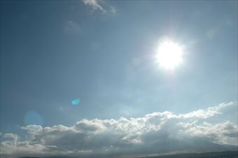太陽 まぶしい 空 雲