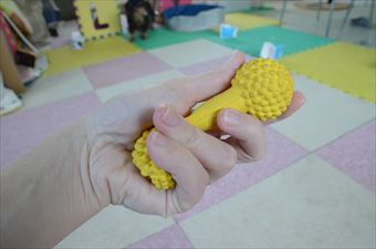 おもちゃ 手 握ってる