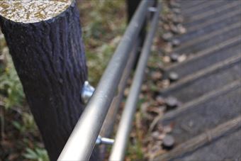 手すり 階段 公園 安全 高齢者