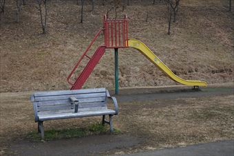 滑り台 ベンチ 公園 無人 誰もいない 寂しい 孤独 泥