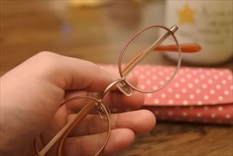 眼鏡 メガネ 老眼鏡 手に持っている