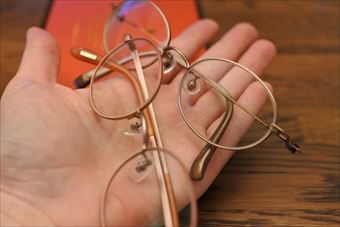 2本のメガネ 眼鏡 手に乗せて