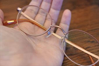 メガネ 手 持つ