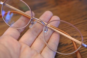 眼鏡 ピンク 手のひら