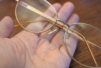 メガネ 老眼鏡 手のひら