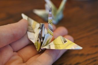鶴 折り紙 手 持つ