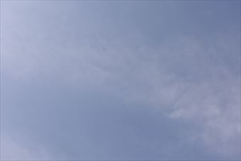 空 薄曇り 雲 白 青