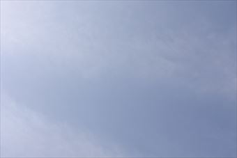 空 雲 薄曇り 青 斜め