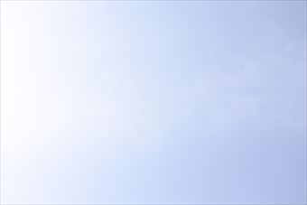 空 太陽 まぶしい 光 青 水色