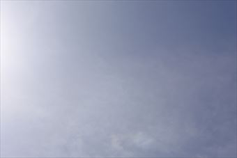 空 太陽 まぶしい 光 青 雲