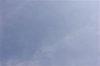 薄曇り 青 雲 空