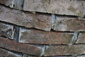 れんが 歴史 汚れ 重なり