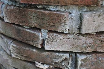 煉瓦 割れた 汚れた 古びた