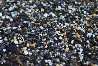 培養土 ガーデニング 花壇 小石