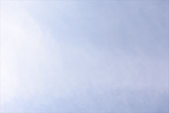 空 太陽 まぶしい 青 白 雲 晴れ 薄日