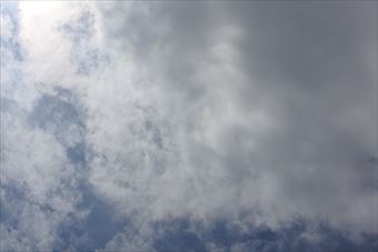 青空かと思ったら雨雲が・・