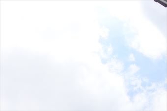 眩しい。夏の太陽と白い雲