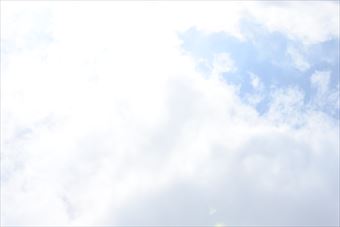 眩しい夏の空。