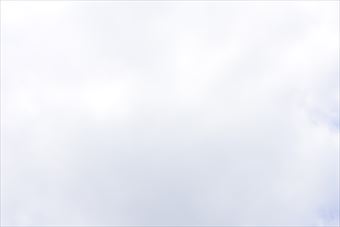 雲り空。明るいけど