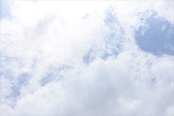 雲の多い空