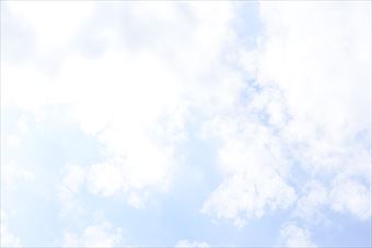 眩しい夏の空。雲が多い