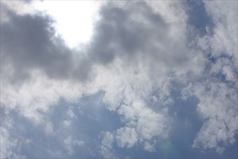 黒い雲の合間から太陽の光