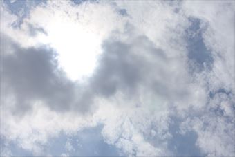 曇 空 光 まぶしい