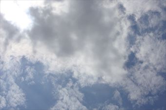 空が青くてきれい。雲も浮かんでいる