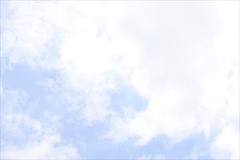 空 快晴 眩しい