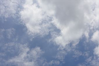 夏空 青 白い雲
