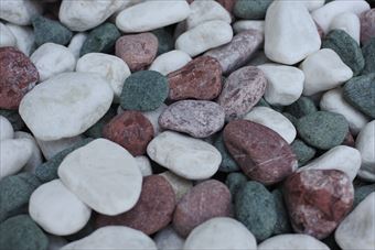 日本庭園 玉石 色とりどり