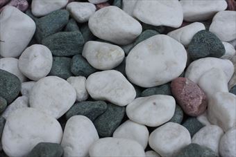 白い 石 赤 緑