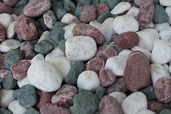 きれい 小石 赤 緑 白