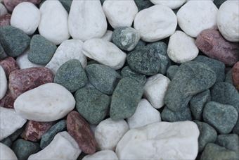 ３色の石 きれい 庭