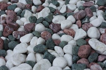 石が敷いてある いろいろな色 緑 赤 白