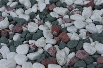 庭園 和風 石 白 赤 緑