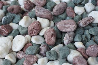 玉石 庭園 緑 赤 白