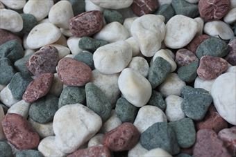 日本庭園 玉石 白 赤 緑