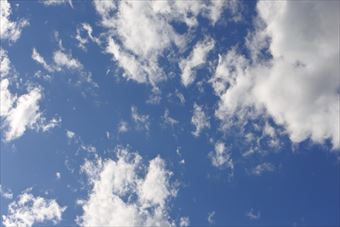 雲が多いですがよく晴れています
