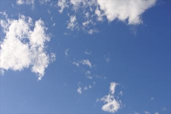 白い雲がぽっかりと浮かんでいます