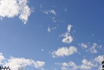 いい天気です。空がきれい。雲が白い