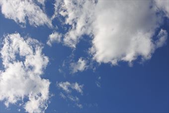 ぽっかり浮かぶ白い雲。時間が経つのを忘れます