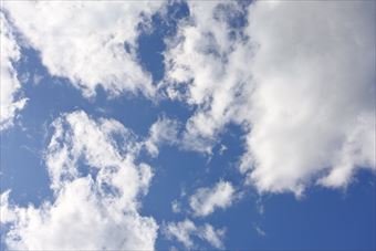 流れる雲を見ていた。空がきれい