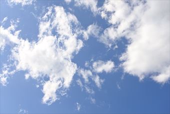 青い空とまっ白な雲