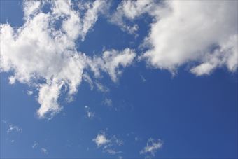 空がきれいです。青い。白い
