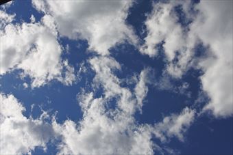 ぽっかり浮かぶ白い雲