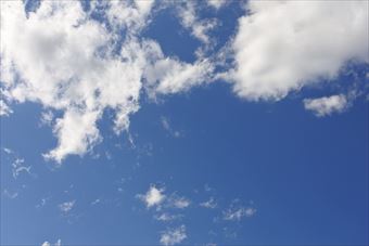 真っ青な空が広がっています。雲が出てきました