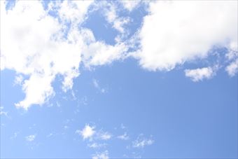空は青いし雲は白いし