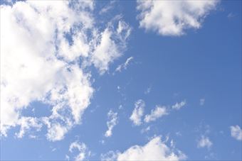 見上げればきれいな空。幸せ