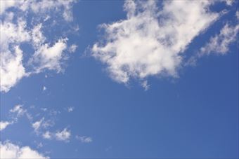今日は快晴です。少し雲が出ています